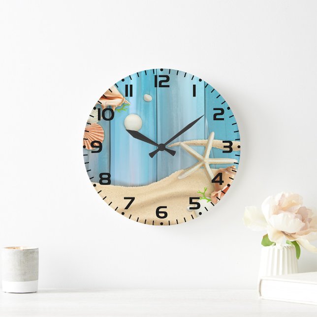 Seashells auf Sand Große Wanduhr (Von Creator hochgeladen)