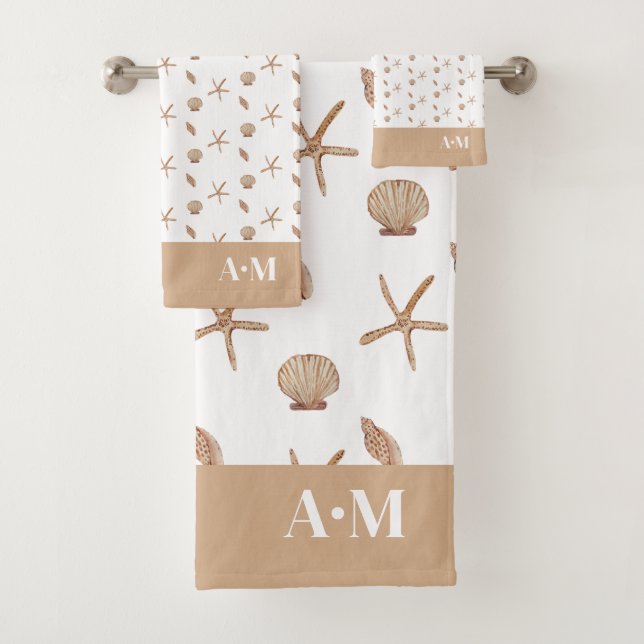 Seashells Camel White Initials Badhandtuch Set (Insitu)