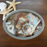 Seashells Mit Monogramm Küstenstrand Ovale Gürtelschnalle<br><div class="desc">Eine natürlich wunderschöne fotografische Gürtelschnalle mit einer cremig weißen und erdigen orangefarbenen natürlichen Muschel mit personalisierten Monogram oder Initials. Das ist eine originelle Strandfotografie von JLW_FOTOGRAFIE.</div>