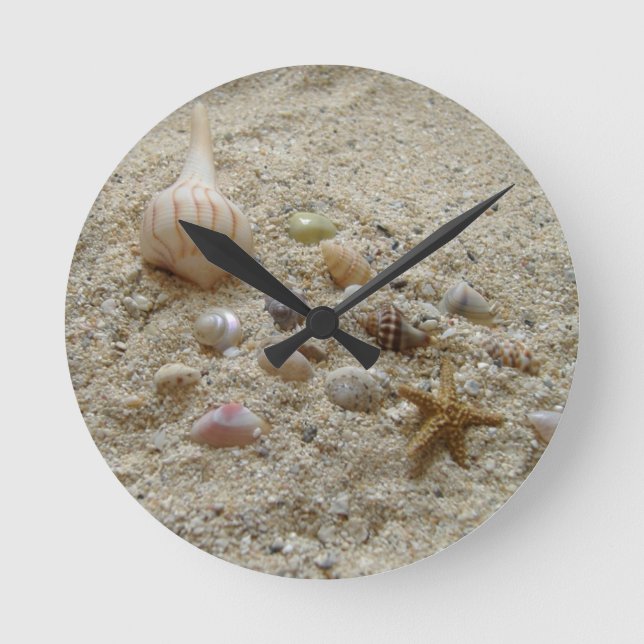 Seashells Nestled in Beach Sand Runde Wanduhr (Vorderseite)