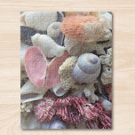 Seashells Puzzle<br><div class="desc">Dieses hübsche Puzzle ist mit einer Sammlung von rosa, weißen und lila Muscheln und Korallen an den Stränden der Seychellen geschmückt. Sie können dieses Rätsel anpassen, indem Sie das Foto durch eine eigene Muschel oder ein beliebiges Foto ersetzen.</div>