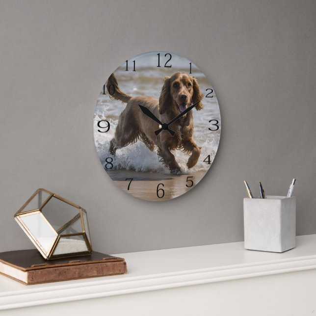 "Seaside Fun: A Cocker Spaniel Play in the Ocean Große Wanduhr (Büro)
