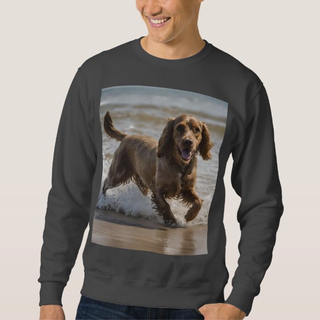 "Seaside Fun: Cocker Spaniel beim Spielen im Ozean Sweatshirt (Vorderseite)