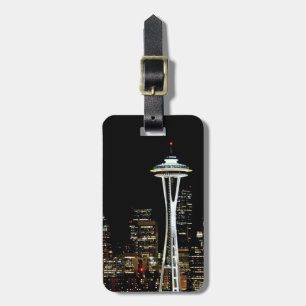 Seattle Skyline in der Nacht, mit Space Needle. Gepäckanhänger