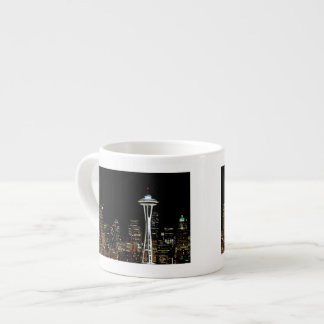 Seattle-Skyline nachts, mit Raum-Nadel Espressotasse