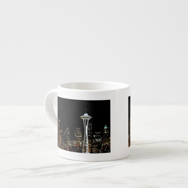 Seattle-Skyline nachts, mit Raum-Nadel Espressotasse (Vorderseite Links)