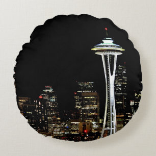 Seattle-Skyline nachts, mit Raum-Nadel Rundes Kissen