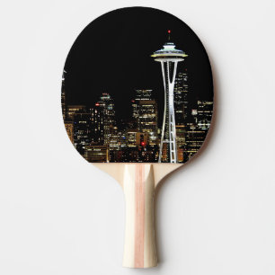 Seattle-Skyline nachts, mit Raum-Nadel Tischtennis Schläger