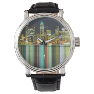 Seattle-Skyline nachts mit Reflexion Armbanduhr