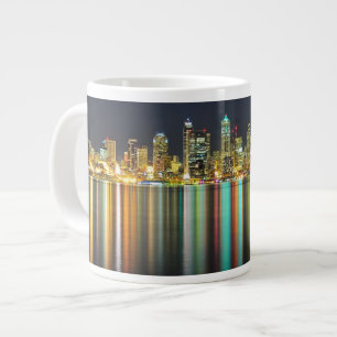 Seattle-Skyline nachts mit Reflexion Jumbo-Tasse
