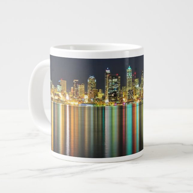 Seattle-Skyline nachts mit Reflexion Jumbo-Tasse (Vorderseite Links)