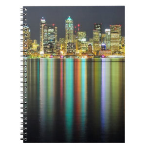 Seattle-Skyline nachts mit Reflexion Notizblock