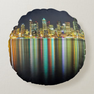 Seattle-Skyline nachts mit Reflexion Rundes Kissen