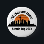 Seattle Skyline Sunset Custom Family Vacation Button<br><div class="desc">Coole individuelle Seattle-Touristenknöpfe mit der Skyline der Stadt bei Sonnenuntergang. Eine Silhouette der städtischen Gebäude in Washington,  inklusive der Raumkanüle über Ihrem personalisierten Text für Ihren Familienurlaub.</div>