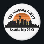 Seattle Skyline Sunset Custom Family Vacation Magnet<br><div class="desc">Coole kundenspezifische Seattle-Ausflugsmagnete mit der City-Skyline bei Sonnenuntergang. Eine Silhouette der städtischen Gebäude in Washington,  inklusive der Raumkanüle über Ihrem personalisierten Text für Ihren Familienurlaub.</div>