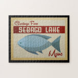 Sebago Lake Maine Fischfang Puzzle<br><div class="desc">Das Vintage Reisedesign von Sebago Lake Maine besticht durch einen lustigen blauen Fisch mit roten Akzenten und ein Retro-Ambiente aus den 60er Jahren.</div>