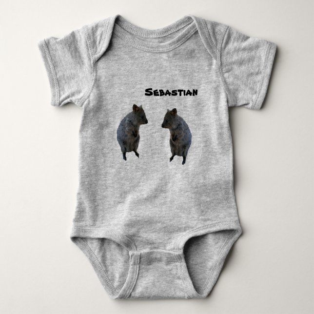Sebastian Name mit 2 Aussie Quokka, Baby Bodysuit Baby Strampler (Vorderseite)