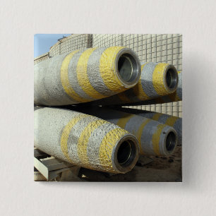 Sechs Bomben GBU-12 sitzen in einem Gestell Button