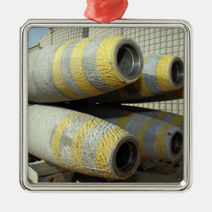 Sechs Bomben GBU-12 sitzen in einem Gestell Ornament Aus Metall