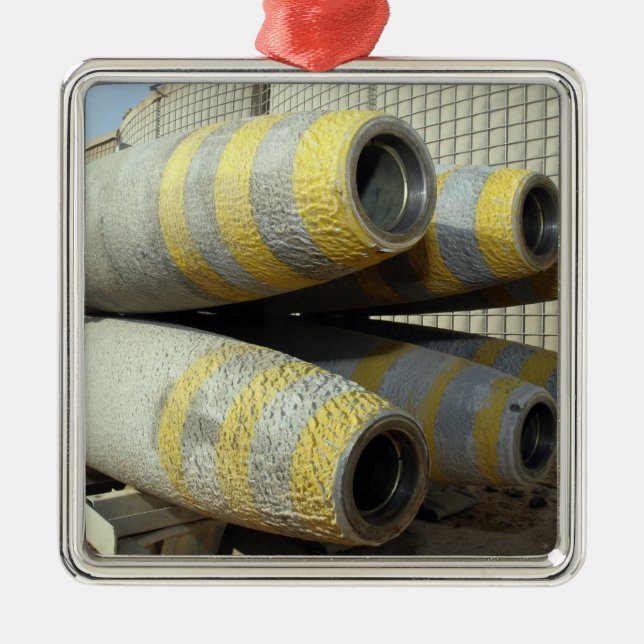 Sechs GBU-12-Bomben sitzen im Rack Ornament Aus Metall (Vorne)