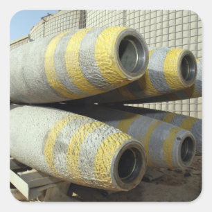 Sechs GBU-12-Bomben sitzen im Rack Quadratischer Aufkleber