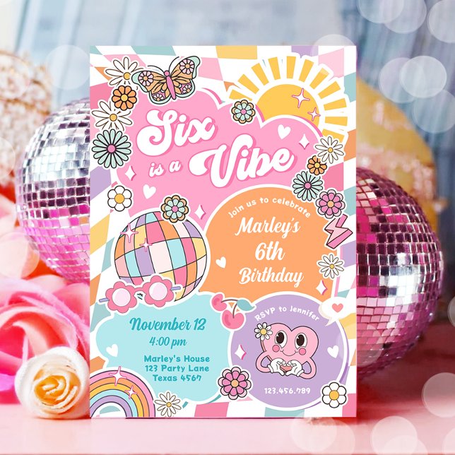 Sechs ist ein Vibe Retro Groovy Preppy Varsity Bir Einladung (Von Creator hochgeladen)
