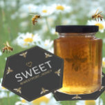 Sechs Queen Bee HEXAGON Honey mit Herzwerbung Untersetzer<br><div class="desc">Queen Bee Muster mit metallischem goldenen Herz und geprägtem Text. Ideal für Farmer's Market Tische oder Store Displays,  um unter Ihre Honiggläser zu setzen.</div>