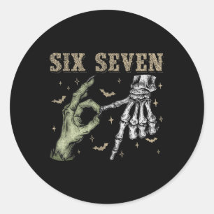 Sechs Sieben 6 7 Halloween 67 Gruseliger Skelett-M Runder Aufkleber
