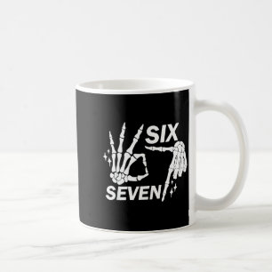 Sechs Sieben 6 7 Meme Lustiges Skelett Hände Zeich Kaffeetasse