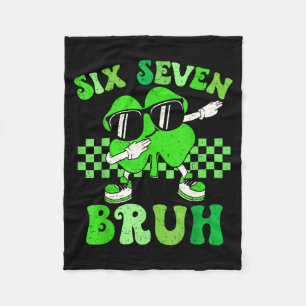 Sechs sieben bruh Meme 67 dabbing Kleeblatt St. Pa Fleecedecke