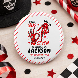 Sechs Sieben Geburtstag Skelett Hände Party Button
