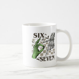 Sechs Sieben Skelett-Handzeichen-Meme Halloween Fr Kaffeetasse