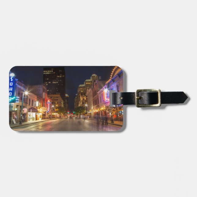 Sechste Straße bei Dusk im Stadtzentrum von Austin Gepäckanhänger (Vorderseite horizontal)