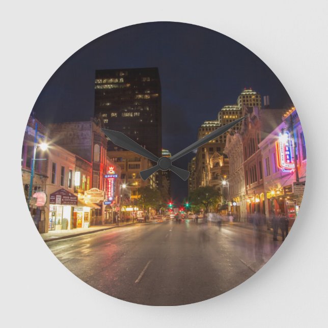 Sechste Straße bei Dusk im Stadtzentrum von Austin Große Wanduhr (Vorderseite)