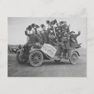 Sechzehn Männer ein Hund und ein Auto - Vintage Postkarte
