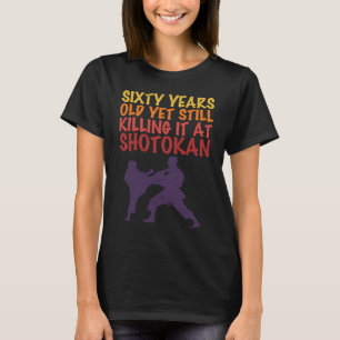 Sechzig Jahre alt, aber immer noch töten sie bei S T-Shirt