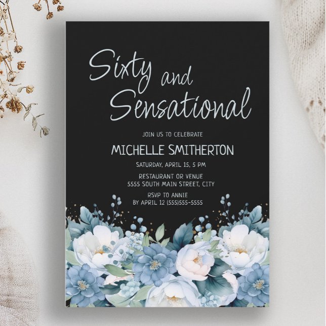 Sechzig sensationelle dunkelblaue, blaue, bläserne einladung (Dusty blue and white floral on black "Sixty and Sensational" 60th birthday party invitation)