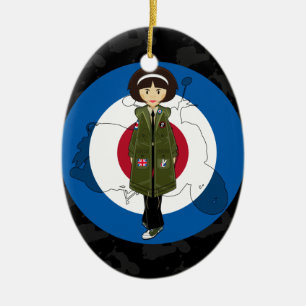 Sechziger-Mod-Mädchen im Parka mit Keramik Ornament