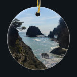 Secret Beach, Samuel H. Boardman, Oregon Keramik Ornament<br><div class="desc">Vom Secret Beach im Landschaftlichen Korridor des Samuel H. Boardman Staat entlang der Südküste von Oregon genießen Sie eine herrliche Aussicht. An der Thunder Rock Cove nehmen Sie den "Beach & Falls" Weg, der an einer Bucht vorbei und endet am Secret Beach. Es ist gut benannt, da man diesen versteckten...</div>