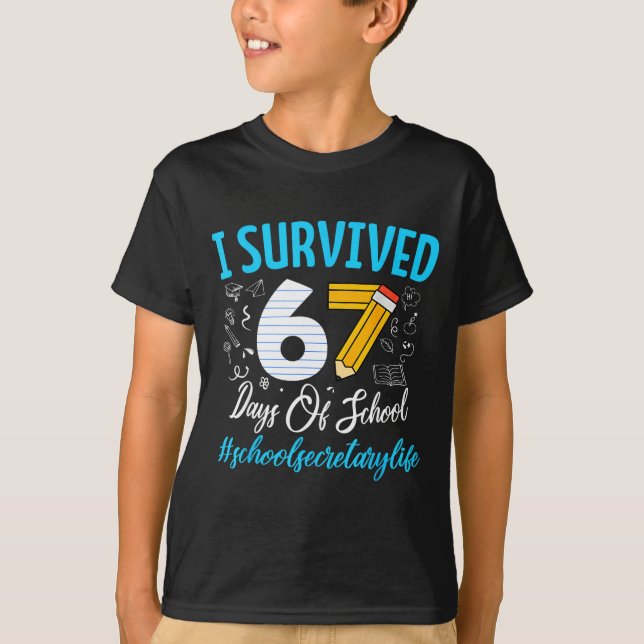 Secretary Survived 67 Days Of School Humor Design  T-Shirt (Vorderseite)