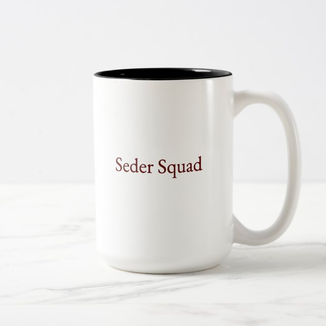 Seder Squad Mug, Passover Mug, Jewish Holiday Mug Zweifarbige Tasse (Rechts)