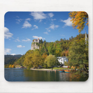 See blutete mit Bäumen in den Herbstfarben in Mousepad