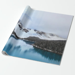 See in der Nähe eines schneebedeckten Berges währe Geschenkpapier
