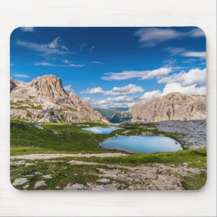 See inmitten der Berge unter blauem Himmel Mousepad