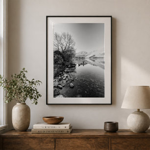 See-Landschaft mit Bergen und Spiegelung Poster