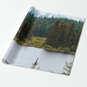 See mit Bäumen an den Seiten Geschenkpapier