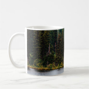 SEE MIT BÄUMEN AUF SEITEN KAFFEETASSE