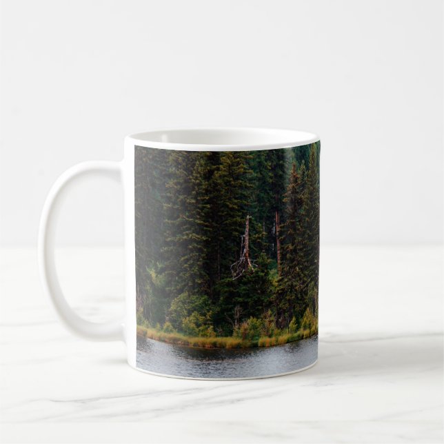 SEE MIT BÄUMEN AUF SEITEN KAFFEETASSE (Links)