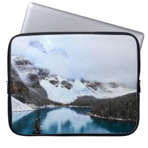 SEE NAHE SCHNEE ÜBERDECKTER BERG WÄHREND DES TAGES LAPTOPSCHUTZHÜLLE