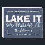 See oder Verlass Navy-Familie Holzkisten Schild<br><div class="desc">Unsere einzigartige Holzbox am Seeufer mit dem Zitat "Lake it or Verlass it" Schild in Navy Blue. Personalisieren Sie es mit dem Namen des Sees, Ihrem Familiennamen und dem im Jahr errichteten Haus, alle gerahmt durch ein nautisches Seil. Wenn Sie Hilfe benötigen oder Fragen haben, kontaktieren Sie mich bitte (Maria)...</div>